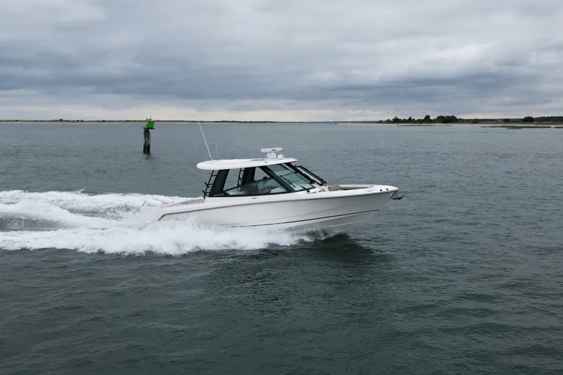 Slide: The Image of Boston Whaler 330 Vantage 2026 - 14