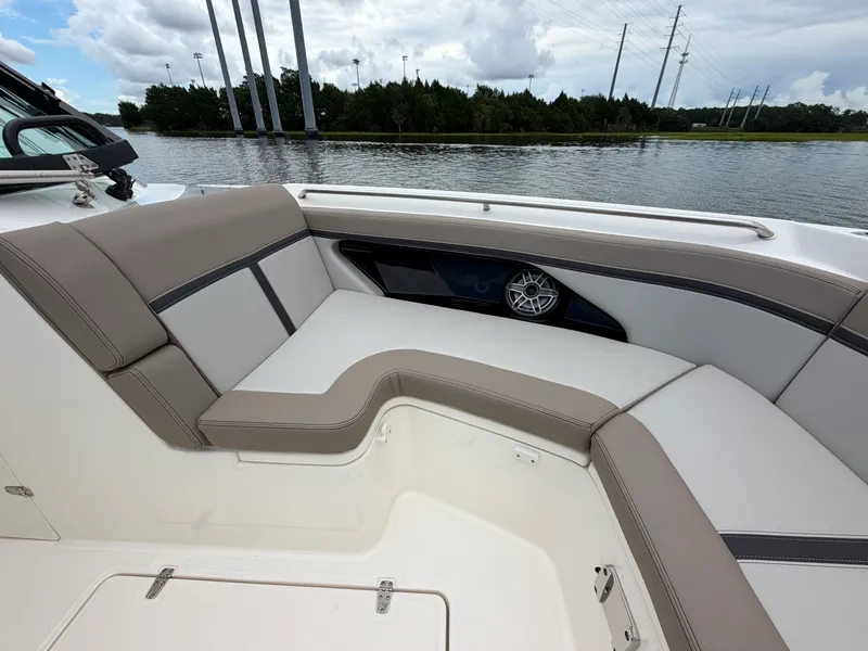 Slide: The Image of Boston Whaler 330 Vantage 2026 - 50