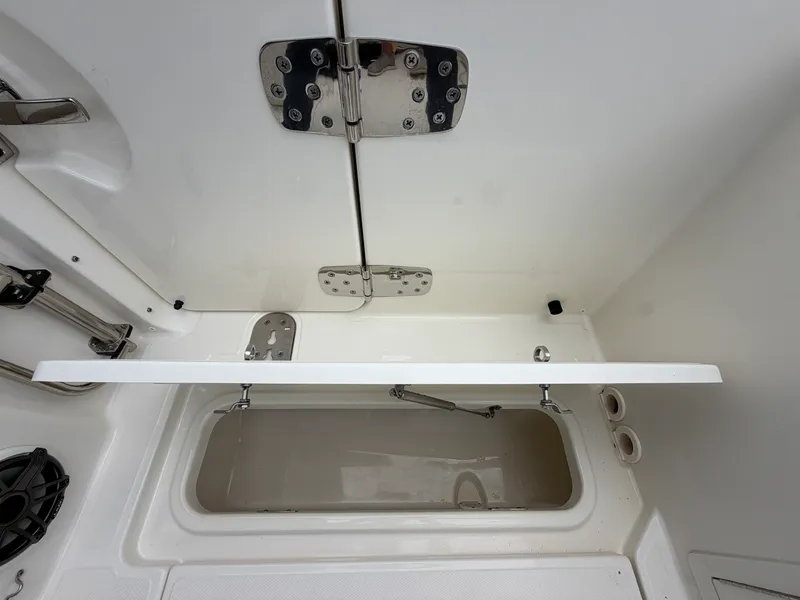 Slide: The Image of Boston Whaler 330 Vantage 2026 - 16