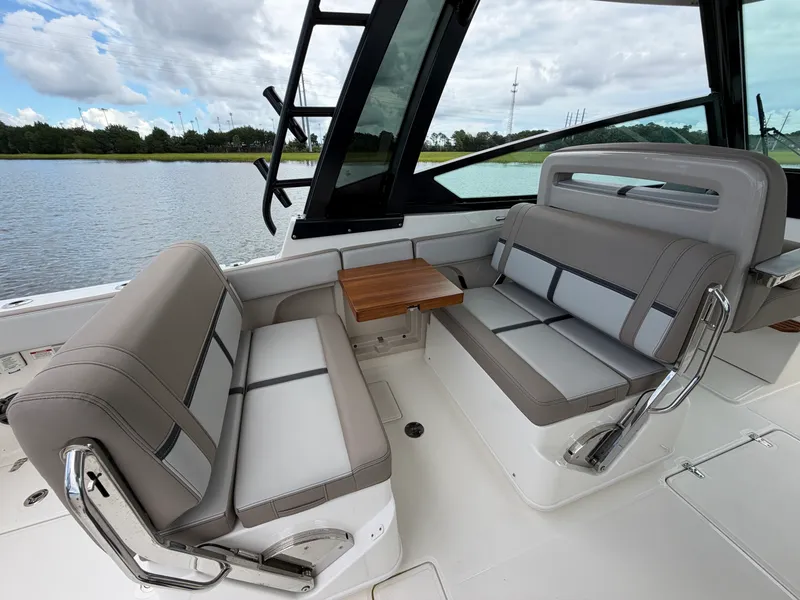 Slide: The Image of Boston Whaler 330 Vantage 2026 - 27