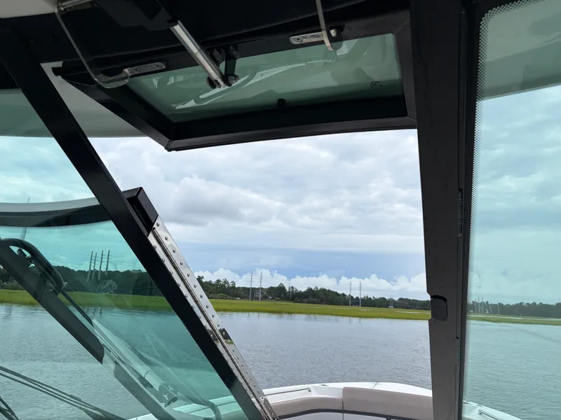 Slide: The Image of Boston Whaler 330 Vantage 2026 - 47