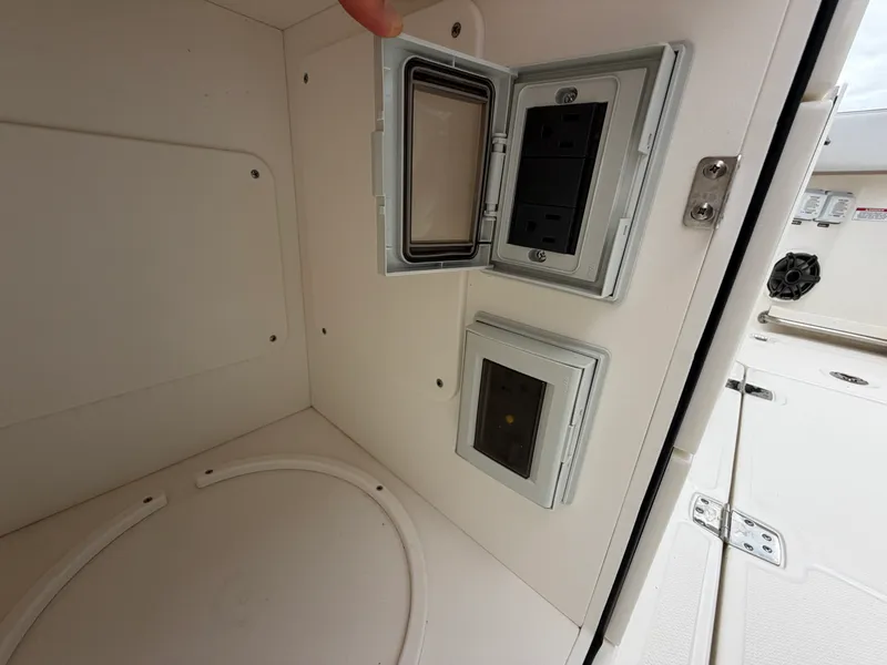 Slide: The Image of Boston Whaler 330 Vantage 2026 - 19