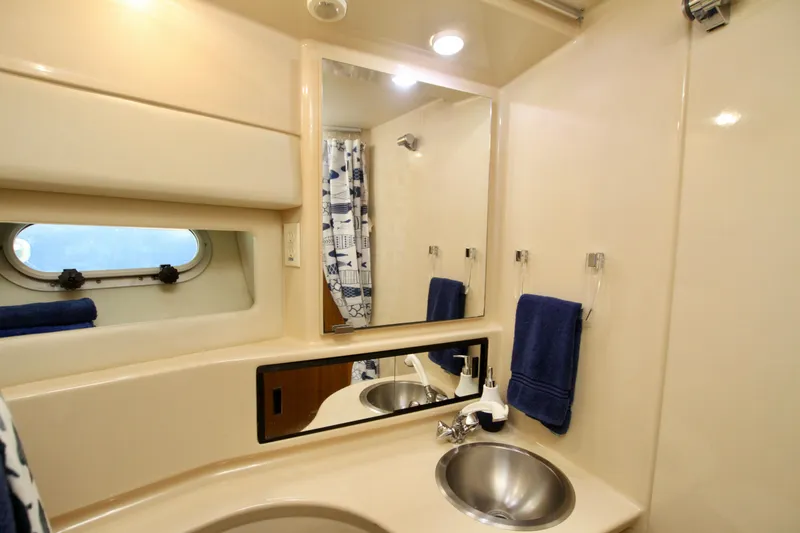 Slide: The Image of Bayliner 3988 Command Bridge Motoryacht 2002 - 60