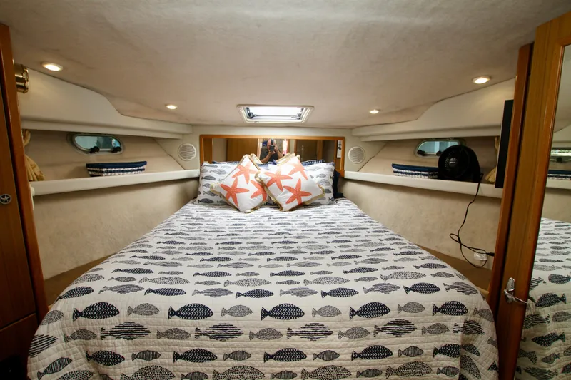 Slide: The Image of Bayliner 3988 Command Bridge Motoryacht 2002 - 61