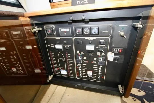 Slide: The Image of Bayliner 3988 Command Bridge Motoryacht 2002 - 69