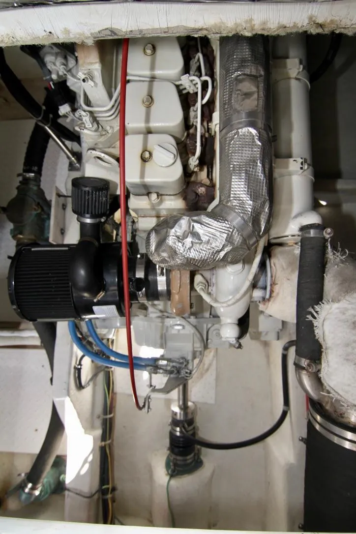 Slide: The Image of Bayliner 3988 Command Bridge Motoryacht 2002 - 74