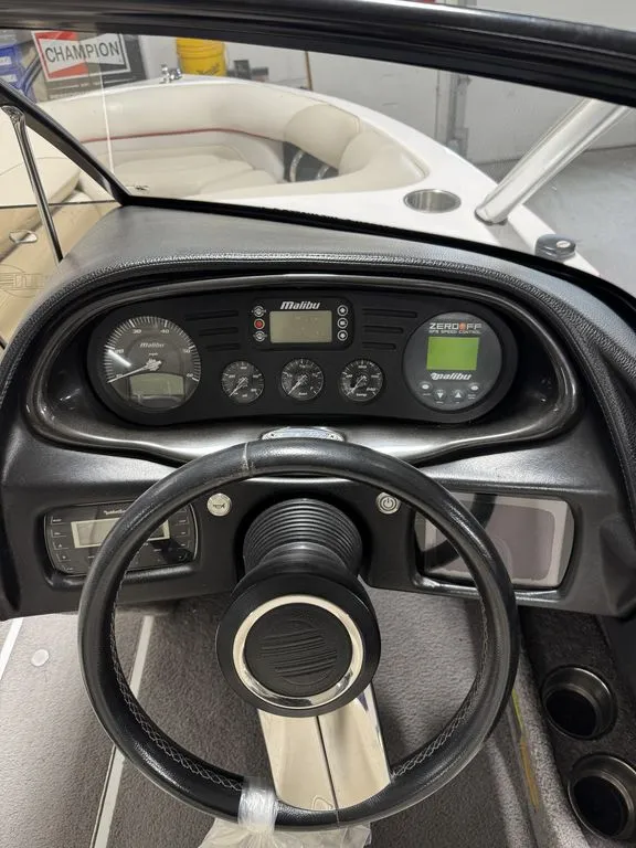 Slide: The Image of Malibu Boats Response TXi 2014 - 9