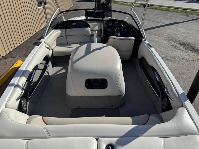 Slide: The Image of Malibu Boats Response TXi 2014 - 2