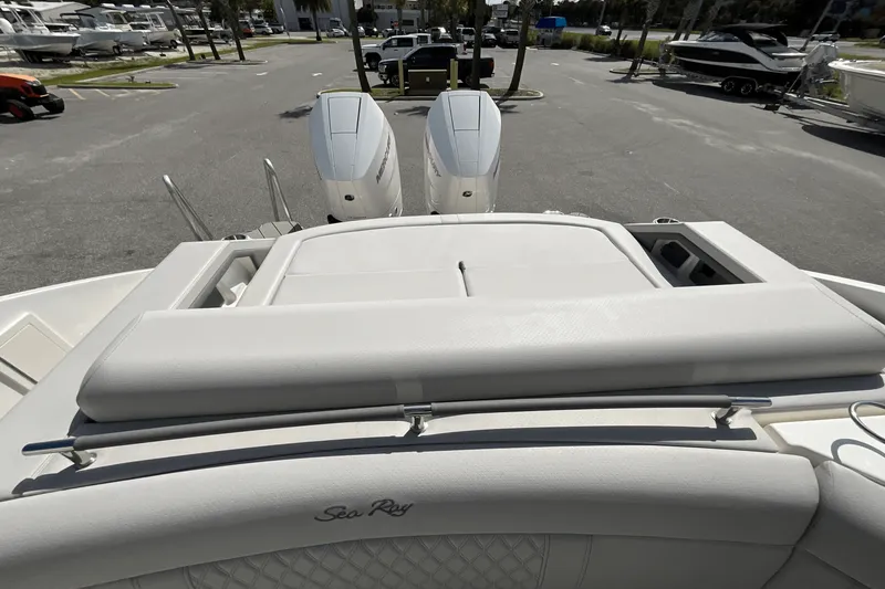 Slide: The Image of Sea Ray SLX 310 Outboard 2026 - 18
