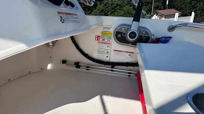 Slide: The Image of Boston Whaler 130 Super Sport 2027 - 35