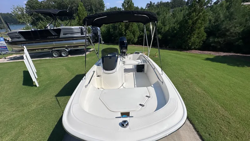 Slide: The Image of Boston Whaler 130 Super Sport 2027 - 41
