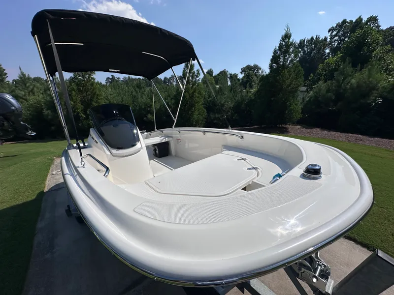 Slide: The Image of Boston Whaler 130 Super Sport 2027 - 20