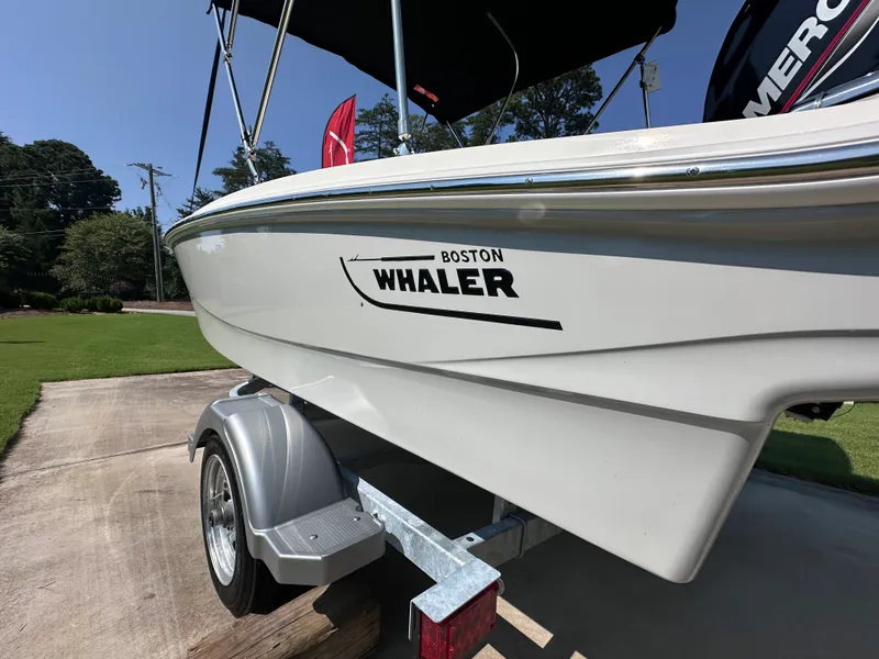 Slide: The Image of Boston Whaler 130 Super Sport 2027 - 9