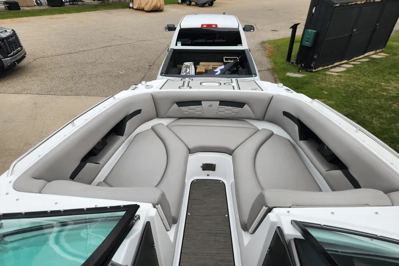 Slide: The Image of Four Winns HD5 2023 - 10