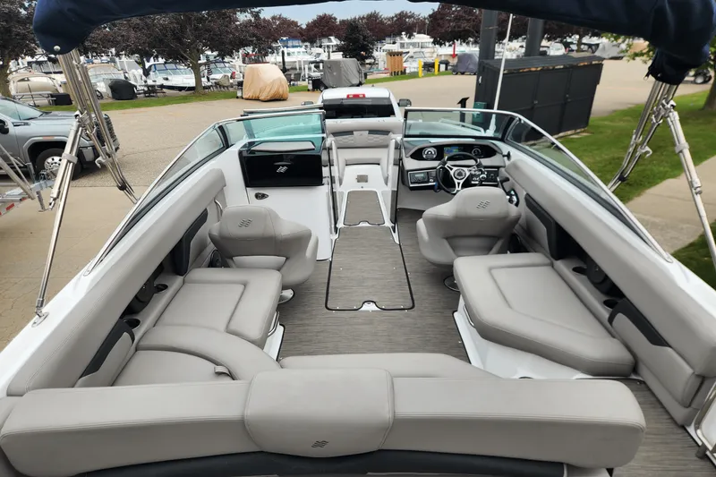 Slide: The Image of Four Winns HD5 2023 - 11