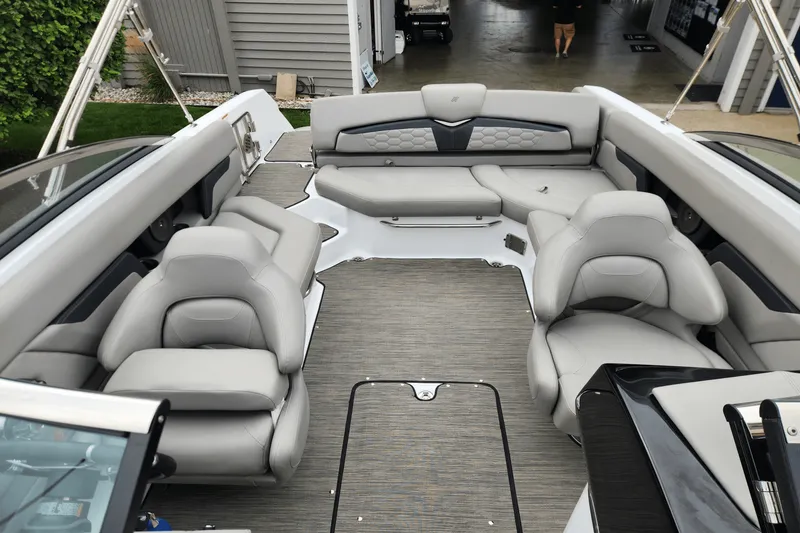 Slide: The Image of Four Winns HD5 2023 - 13