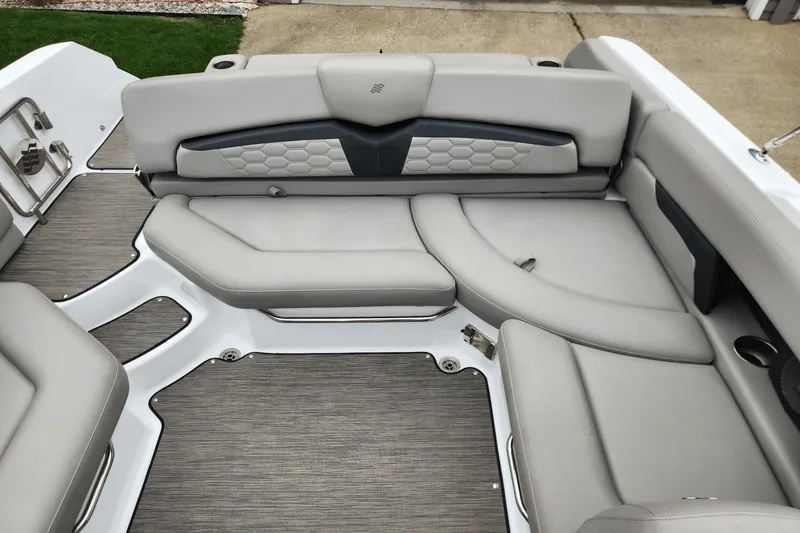 Slide: The Image of Four Winns HD5 2023 - 14