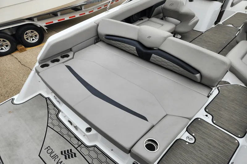 Slide: The Image of Four Winns HD5 2023 - 15