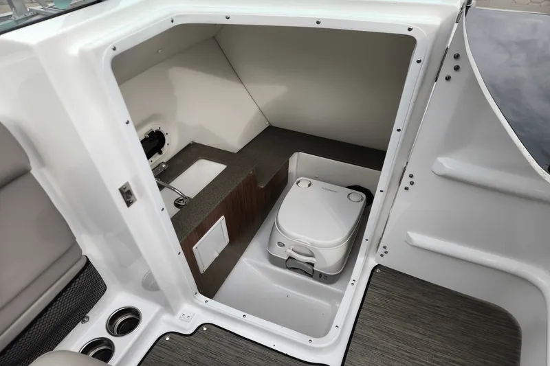 Slide: The Image of Four Winns HD5 2023 - 17