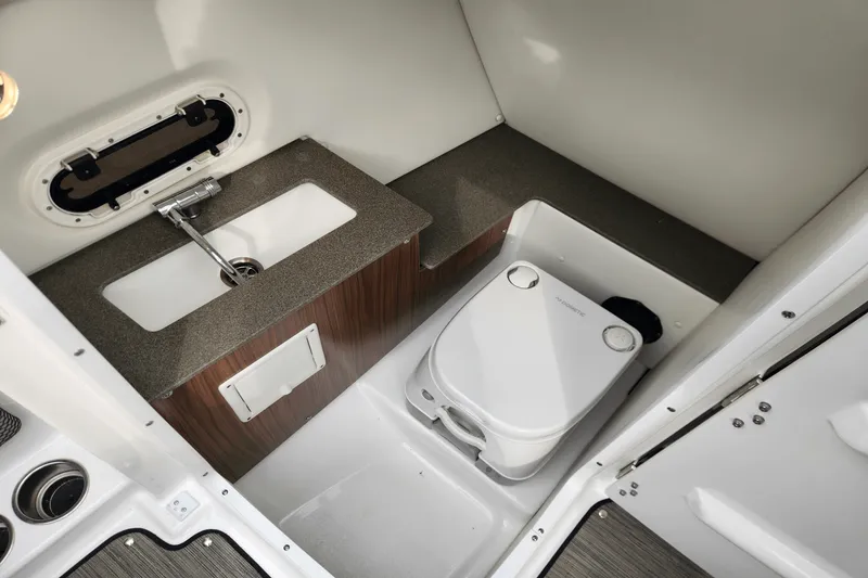 Slide: The Image of Four Winns HD5 2023 - 18