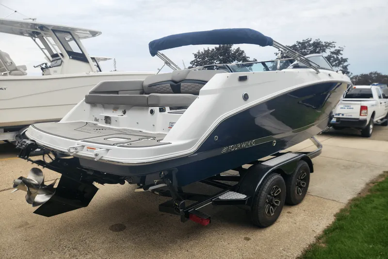 Slide: The Image of Four Winns HD5 2023 - 3