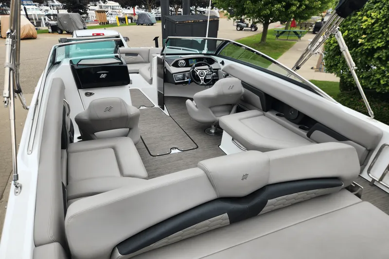Slide: The Image of Four Winns HD5 2023 - 16