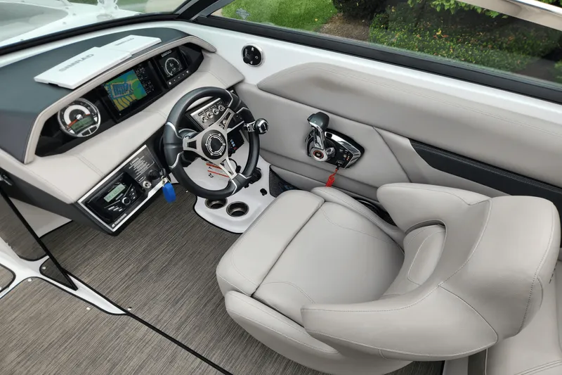 Slide: The Image of Four Winns HD5 2023 - 5