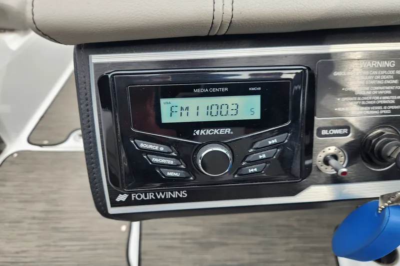 Slide: The Image of Four Winns HD5 2023 - 7