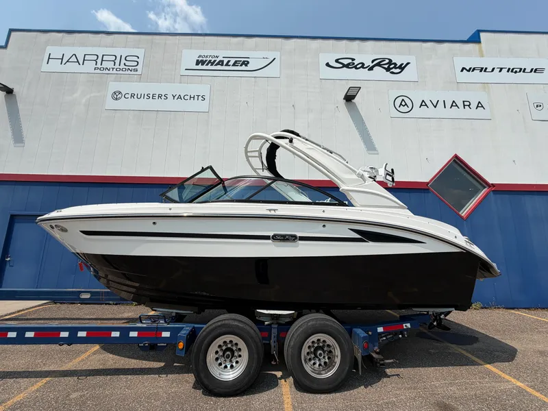 The Image of Sea Ray SDX 230 Surf 2026 - 0