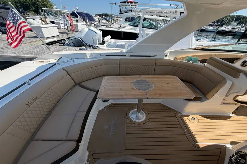 Slide: The Image of Sea Ray 350 SLX 2021 - 8