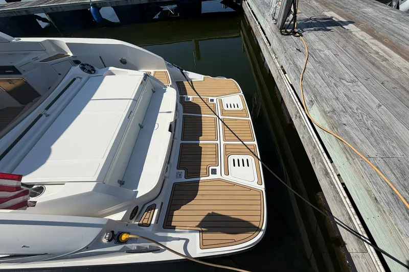 Slide: The Image of Sea Ray 350 SLX 2021 - 3
