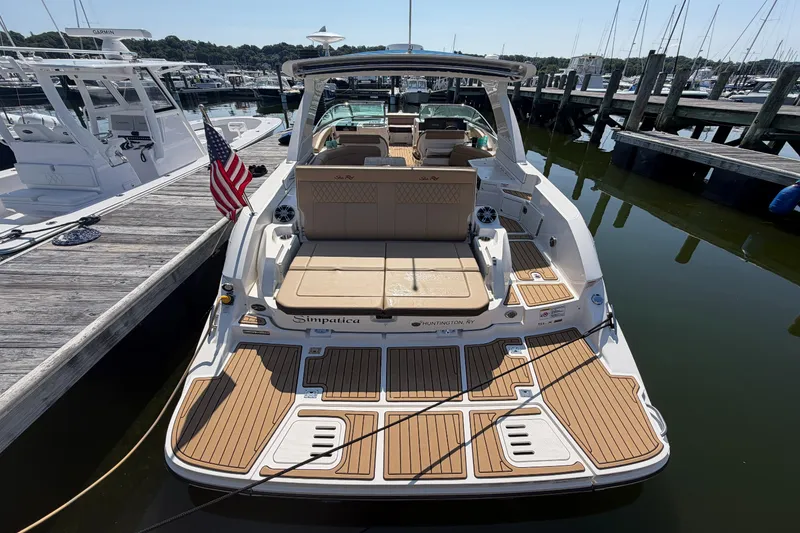 Slide: The Image of Sea Ray 350 SLX 2021 - 4