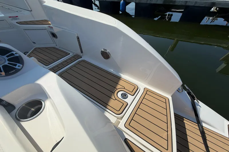 Slide: The Image of Sea Ray 350 SLX 2021 - 6