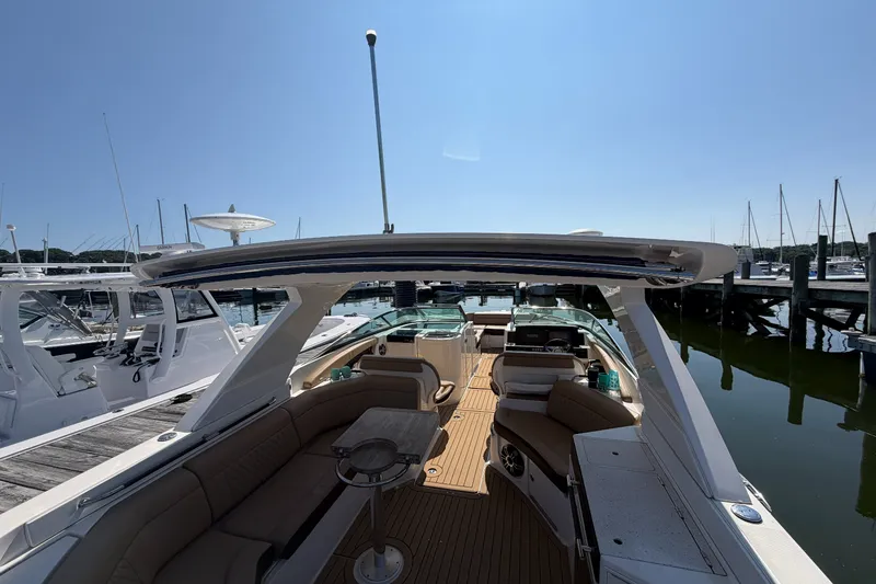 Slide: The Image of Sea Ray 350 SLX 2021 - 10