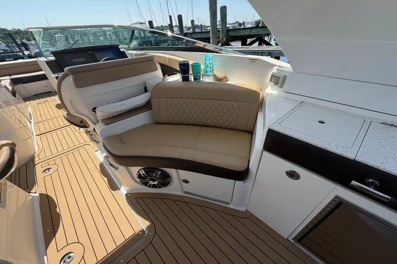 Slide: The Image of Sea Ray 350 SLX 2021 - 13