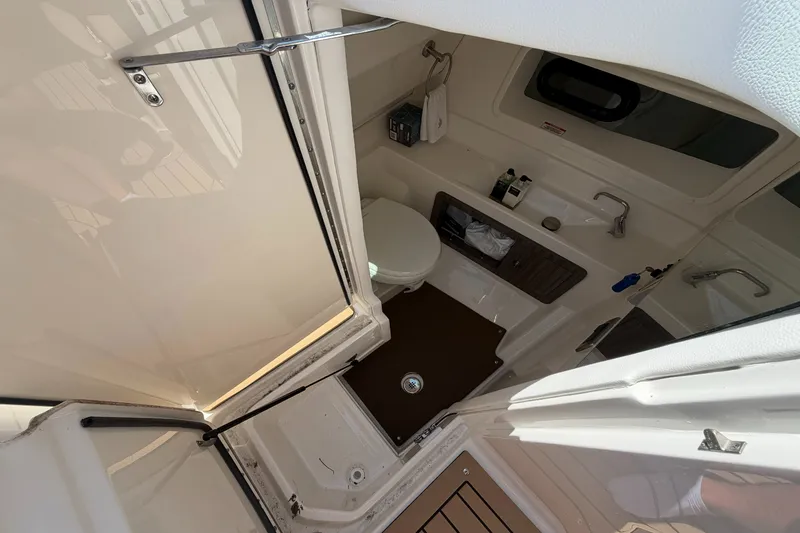 Slide: The Image of Sea Ray 350 SLX 2021 - 19