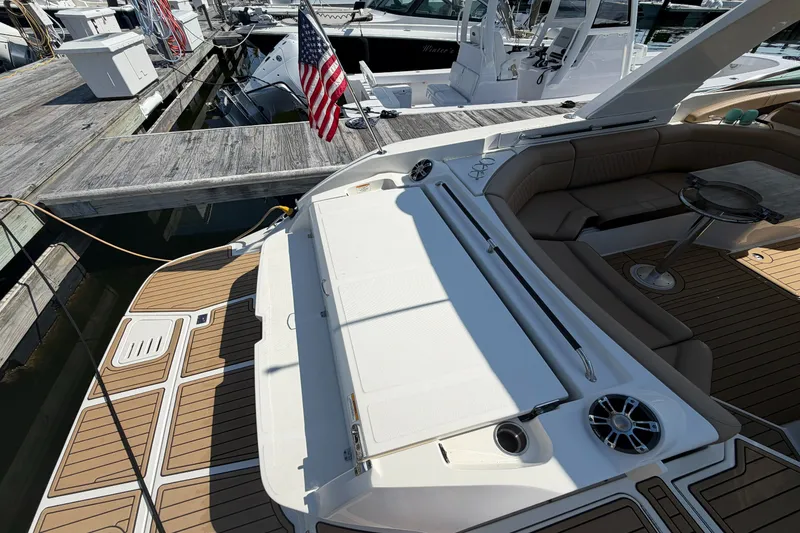 Slide: The Image of Sea Ray 350 SLX 2021 - 5