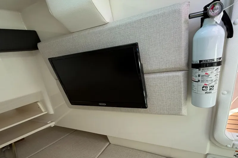 Slide: The Image of Sea Ray 350 SLX 2021 - 16