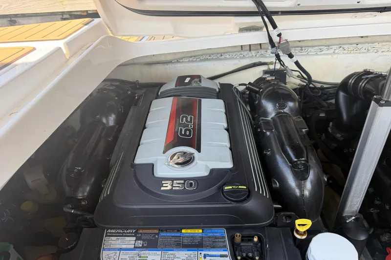 Slide: The Image of Sea Ray 350 SLX 2021 - 24