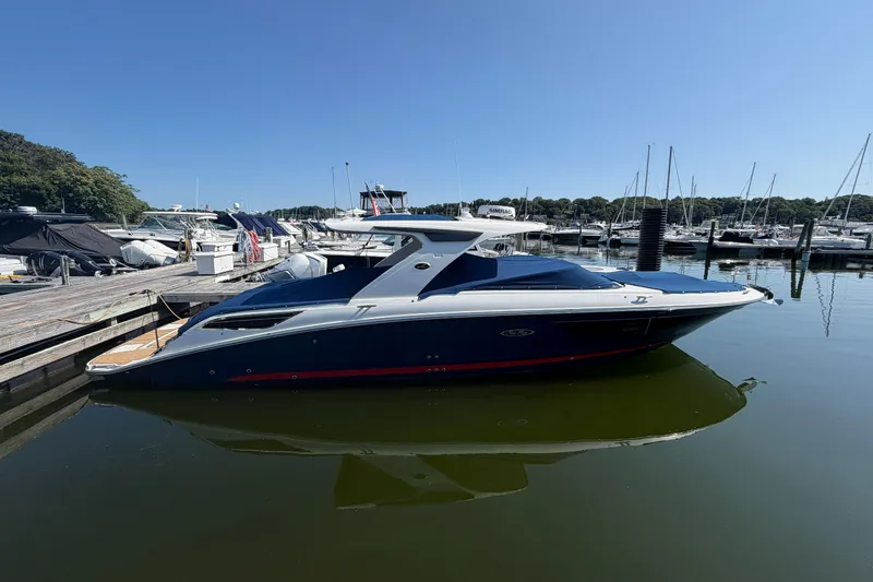 Slide: The Image of Sea Ray 350 SLX 2021 - 26