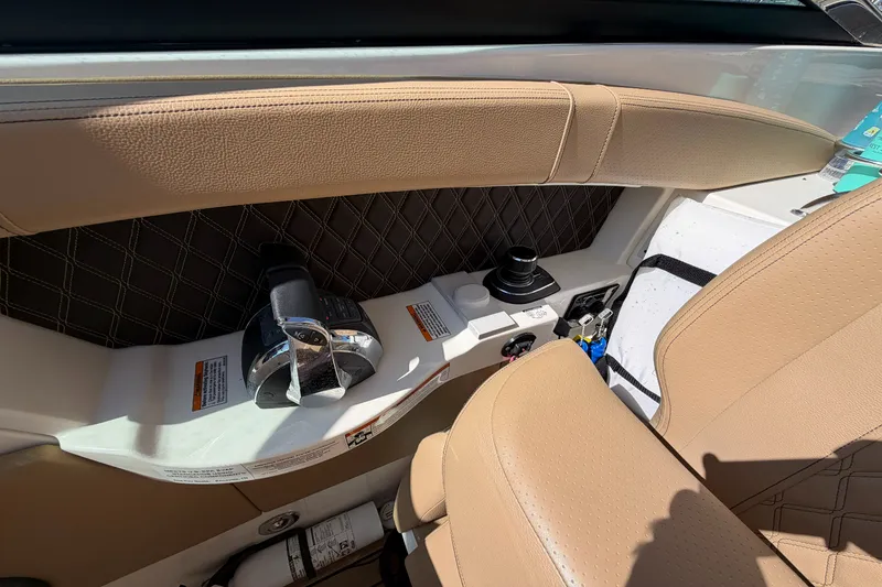 Slide: The Image of Sea Ray 350 SLX 2021 - 18