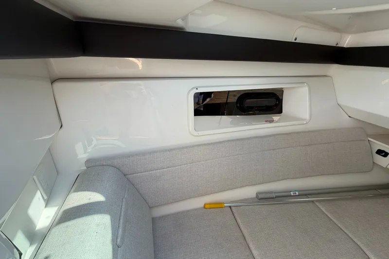 Slide: The Image of Sea Ray 350 SLX 2021 - 17