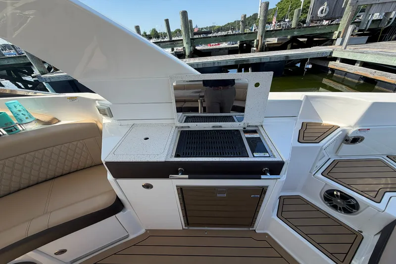 Slide: The Image of Sea Ray 350 SLX 2021 - 7