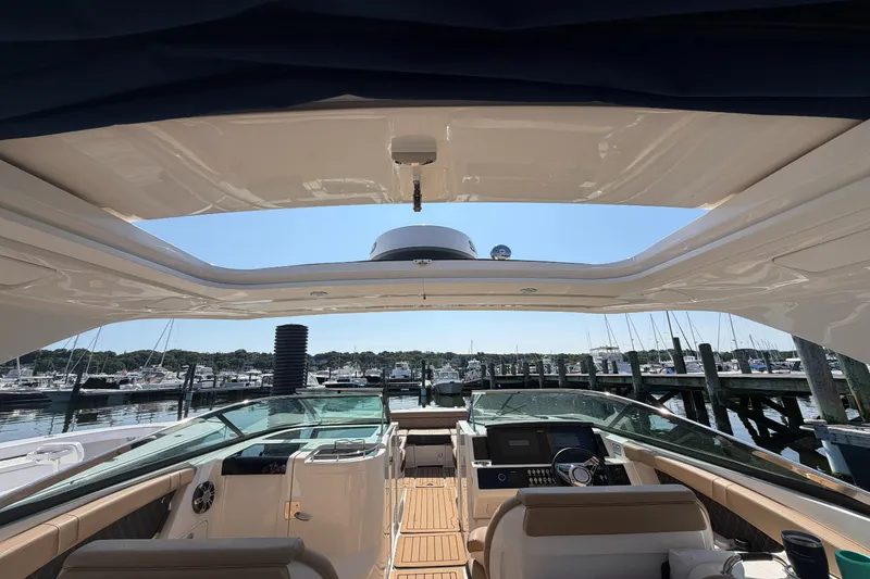 Slide: The Image of Sea Ray 350 SLX 2021 - 12