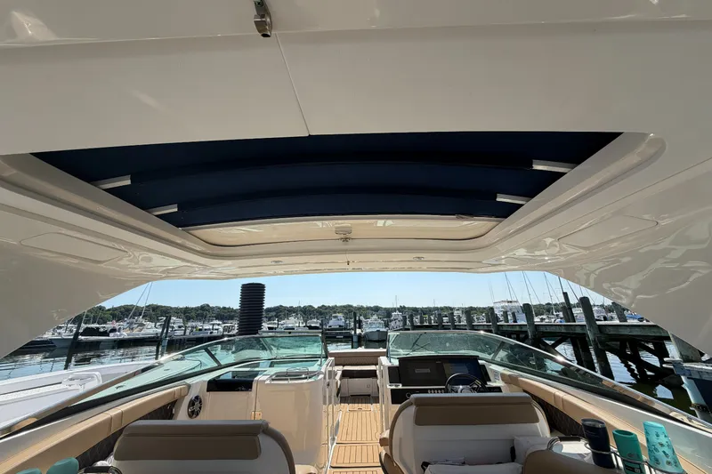 Slide: The Image of Sea Ray 350 SLX 2021 - 11
