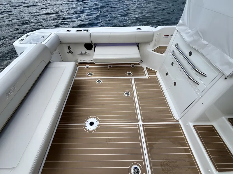Slide: The Image of Boston Whaler 345 CONQUEST 2019 - 22