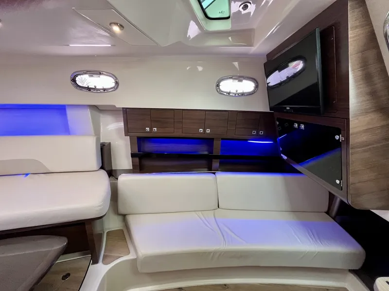 Slide: The Image of Boston Whaler 345 CONQUEST 2019 - 13