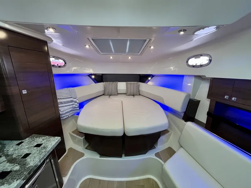 Slide: The Image of Boston Whaler 345 CONQUEST 2019 - 14