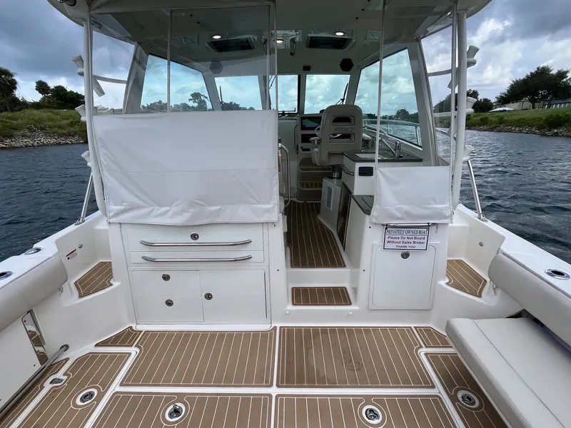 Slide: The Image of Boston Whaler 345 CONQUEST 2019 - 11
