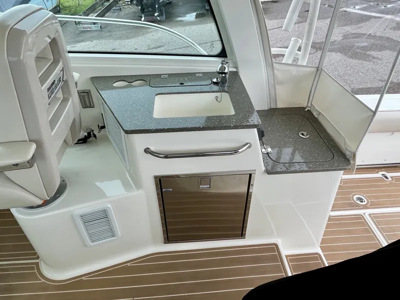 Slide: The Image of Boston Whaler 345 CONQUEST 2019 - 8